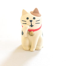 Load image into Gallery viewer, concombre Figurine Grooming Cat - MAIDO! Kairashi Shop
