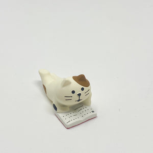 concombre Figurine Calico Cat Reading - MAIDO! Kairashi Shop