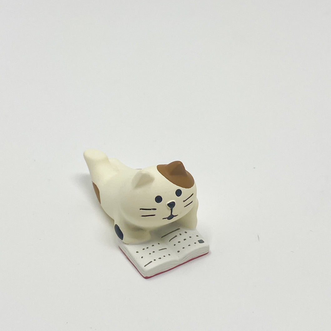 concombre Figurine Calico Cat Reading - MAIDO! Kairashi Shop