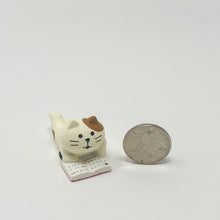 Load image into Gallery viewer, concombre Figurine Calico Cat Reading - MAIDO! Kairashi Shop
