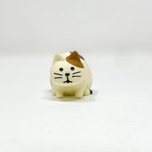Load image into Gallery viewer, concombre Figurine Curious Calico Cat - MAIDO! Kairashi Shop
