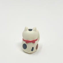 Load image into Gallery viewer, concombre Fortune Cat Figurine - White - MAIDO! Kairashi Shop
